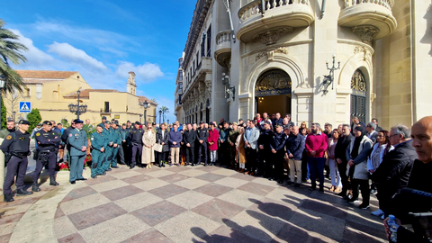 Minuto de silencio en homenaje a los agentes de la Guardia Civil asesinados en Barbate / Laura Ortiz