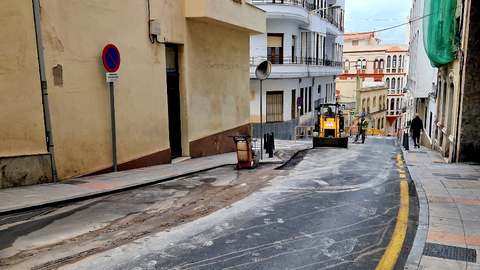 La calle Teniente Arrabal, cerrada al tr&aacute;fico mientras se realiza una obra de ACEMSA / Laura Ortiz