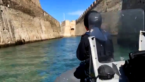 As&iacute; cruza el foso de Ceuta el patrullero de la Armada 'Isla de Le&oacute;n' 