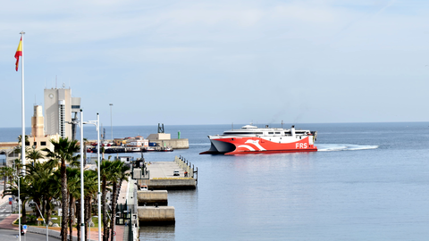 Llegada de un barco de FRS al Puerto de Ceuta / Foto: Rafa B&aacute;ez