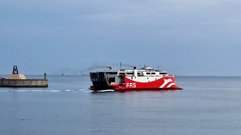 Barco de FRS saliendo del puerto de Ceuta
