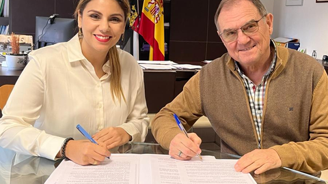 Nabila Benzina y Manuel Gestal, durante la firma del convenio / Cedida