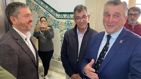 Doncel con Fern&aacute;ndez durante el encuentro en la Autoridad Portuaria. 