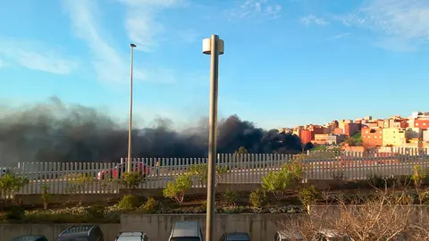 Humo generado por la quema de neum&aacute;ticos