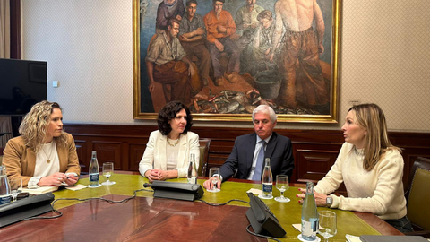 Cristina D&iacute;az, a la derecha en la imagen, valora positivamente el acuerdo/ Cedida