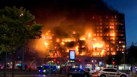 Un incendio calcina un edificio de 14 plantas en Valencia 