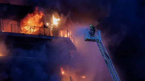 Los bomberos trabajan en el incendio de Valencia