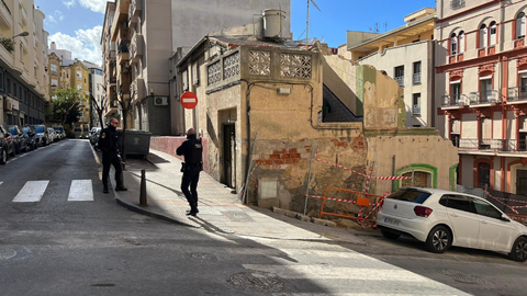La vivienda, precintada por la Polic&iacute;a Local/ Dani Hern&aacute;ndez