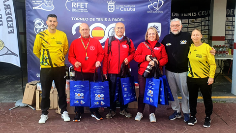 'Fot&oacute;grafos Solidarios' dona 500 kilos de alimentos al Torneo de P&aacute;del y Tenis de la Polic&iacute;a 