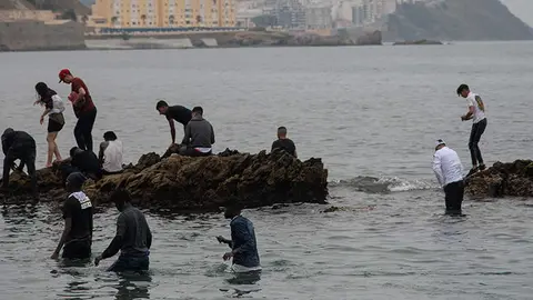 Intento de entrada de un grupo de inmigrantes en la playa del Tarajal / Archivo