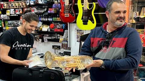 Juan Carlos N&uacute;&ntilde;ez, el ganador del tercer Rally de Compras, ha adquirido una trompeta para su hijo / Daniel Hern&aacute;ndez