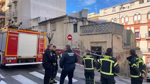  Polic&iacute;a Local y Bomberos en el 7 de la Calle Fern&aacute;ndez el d&iacute;a del desalojo. 
