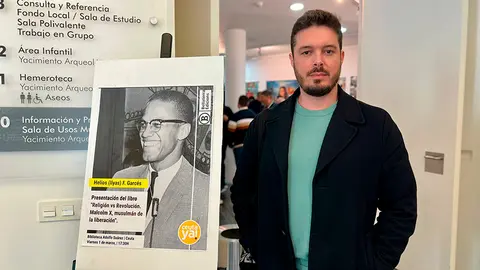 Helios F. Garc&eacute;s y Malcom X en la primera cita cultural de Ceuta Ya! / Daniel Hern&aacute;ndez
