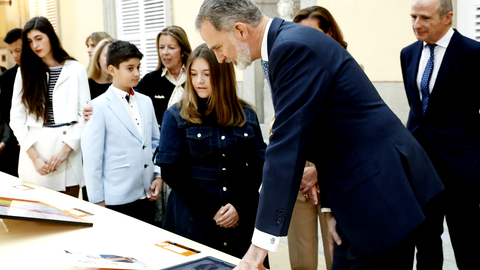Recorrido del Rey por los diferentes proyectos del certamen _&iquest;Qu&eacute; es un Rey para ti__