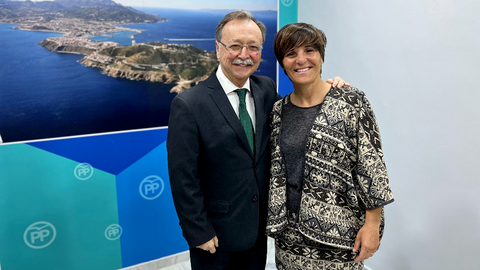 La galardonada, Olga Chaves, junto al presidente del Partido Popular, Juan Vivas / Daniel Hern&aacute;ndez