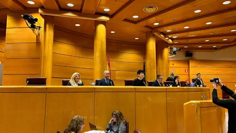 La ministra, en el centro, junto al senador Abdeselam/ Cedida