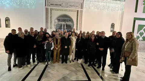 Foto de familia en la entrada a la mezquita/ Dani Hern&aacute;ndez