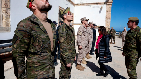 La ministra de Defensa durante su visita a la Isla de Albor&aacute;n / Ministerio de Defensa