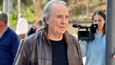 Joan Manuel Serrat a su llegada a la instalaciones de la Estaci&oacute;n del Ferrocarril / Daniel Hern&aacute;ndez