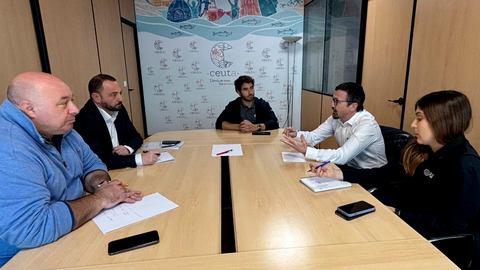 Reuni&oacute;n entre el consejero de Turismo, los representantes de PADI y Rafael Fern&aacute;ndez / Ciudad Aut&oacute;noma de Ceuta