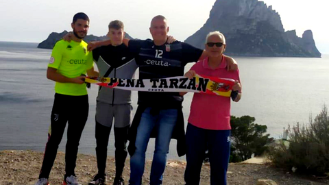 Afici&oacute;n de la AD Ceuta FC llegando a Ibiza