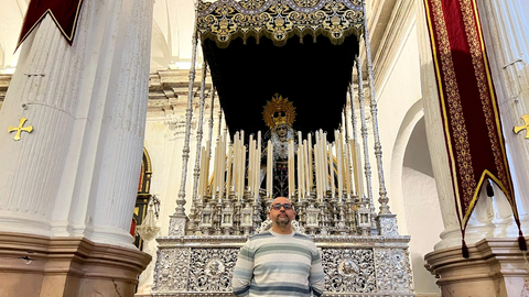 Jos&eacute; Luis Vera, junto a la Virgen de la Soledad / Daniel Hern&aacute;ndez