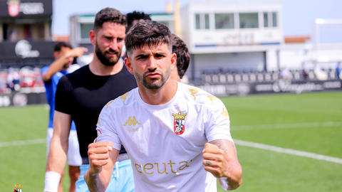 Alejandro Mel&eacute;ndez con la camiseta de la AD Ceuta FC