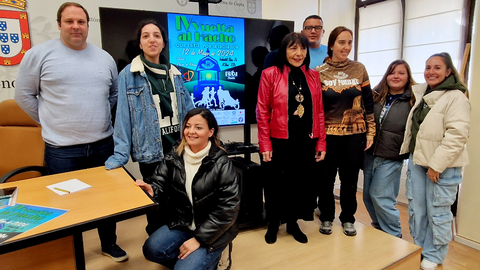 El equipo de PROI junto a la representante del Club Deportivo Los Fuertes y el director general de la Ciudad / Laura Ortiz