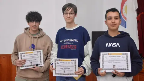 Varios de los premiados, con sus diplomas/ Castillo
