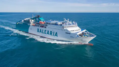 El barco, abarrotado de aficionados del  Ceuta/ Archivo