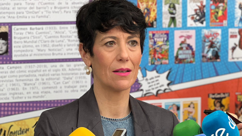 La ministra S&aacute;iz atiende a los medios de comunicaci&oacute;n/ Archivo