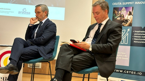 Juan Bravo, a la izquierda la imagen durante el &nbsp;'Ceuta Innovation Summit' 