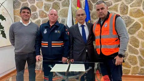 Firma del convenio con los voluntarios de Protecci&oacute;n Civil
