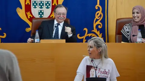  Juan Vivas y Fatima Hamed, riendo a carcajadas mientras Teresa L&oacute;pez interviene en la Asamblea / A. Castillo 