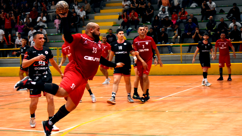 _El Balonmano Ram&oacute;n y Cajal se queda sin final pese al ambientazo en La Libertad