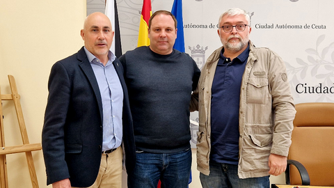 El nuevo director deportivo de la Federaci&oacute;n de P&aacute;del, junto al director general de Deportes y el presidente de la misma tras la rueda de prensa de este lunes / Laura Ortiz