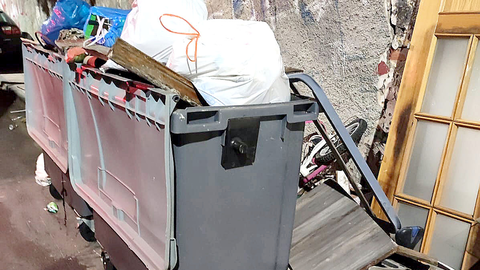 Basura fuera de los contenedores 