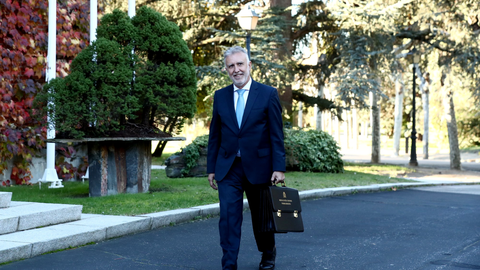 El ministro de Pol&iacute;tica Territorial y Memoria Democr&aacute;tica, &Aacute;ngel V&iacute;ctor Torres, pasea por los jardines de La Moncloa. Pool Moncloa/Fernando Calvo.