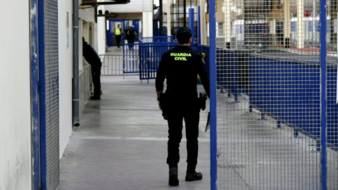 Un agente de la Guardia Civil presta servicio en la frontera del Tarajal / Archivo