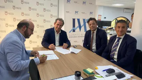  Momento de la firma del convenio entre el Colegio de Farmac&eacute;uticos de Ceuta y la aseguradora Caser. 