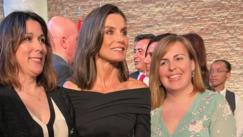 Rosa, a la derecha con traje verde, junto a la Reina Letizia