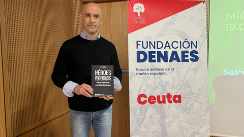 El autor, con el libro momentos antes de la presentaci&oacute;n/ Dani Hern&aacute;ndez
