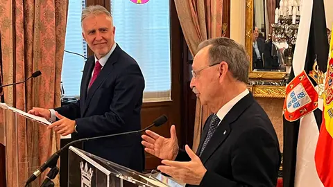 &Aacute;ngel V&iacute;ctor Torres, ministro de Pol&iacute;tica Territorial, junto a Juan Vivas durante un encuentro en Ceuta / Archivo