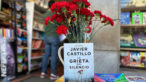 La grieta del silencio, de Javier Castillo, uno de los libros m&aacute;s solicitados/ Mohamed Ettouileb