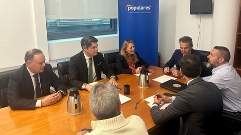 Celaya, junto a miembros del Grupo Popular en el Congreso, con los representantes de ATME