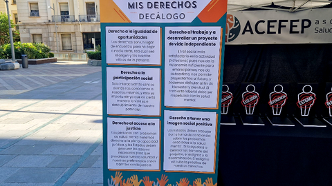 ACEFEP sale a la calle para concienciar sobre los derechos de las personas con problemas de salud mental / Laura Ortiz