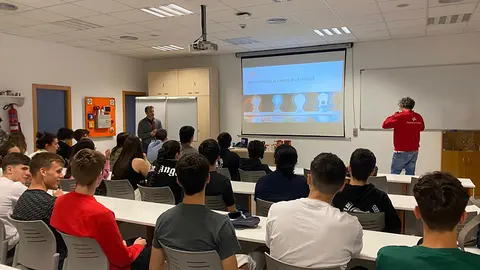 Visita de los alumnos del Siete Colinas a la Refiner&iacute;a de San Roque