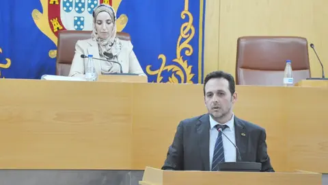  Redondo en el atril durante su intervenci&oacute;n con Fatima Hamed presidiendo el Pleno. 