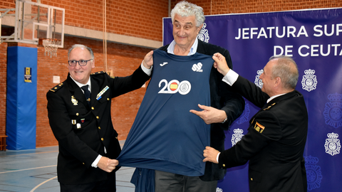 Fernado Romay da las _gracias_ a Ceuta y a la Polic&iacute;a por _acordarse del baloncesto_ para celebrar el Bicentenario 