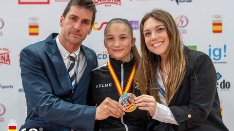 Julia Melgar, en el centro, posa orgullosa con su medallla de oro/ Cedida